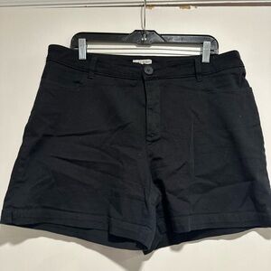 LEE Women’s Sz: 16M Just Below The Waist Black Flat Front Shorts. Slash Pockets.